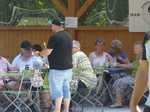 Gemütliches Beisammensein bei Gegrilltem und Getränken
